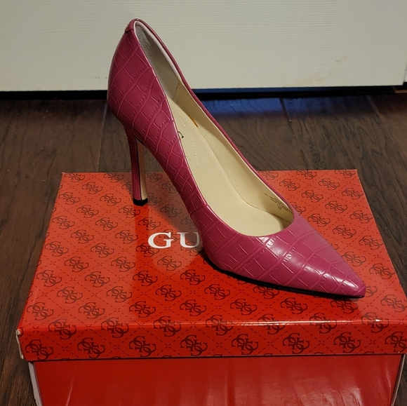 Guess Eloy Pump - Picture 1 of 3